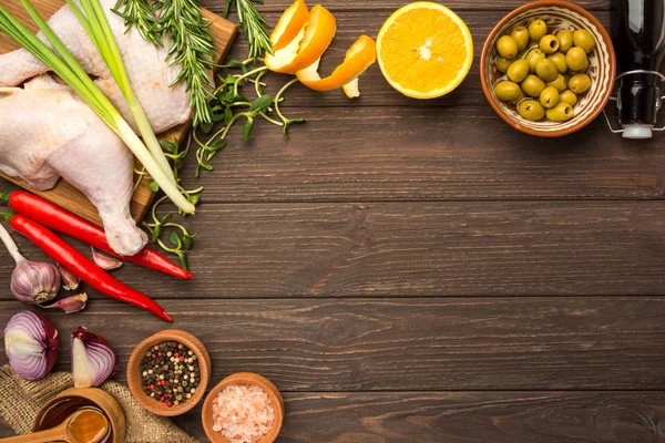 Tavuk budu yemek pişirmek için hazır. Düz yatıyordu