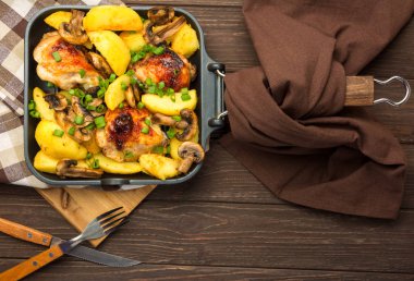 Fırında tavuk budu ve sebze yemek. 