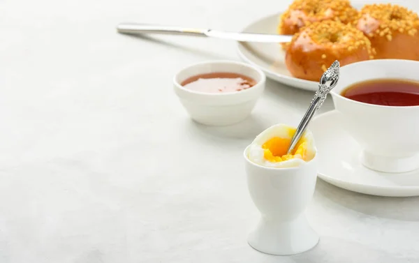 Desayuno de huevos cocidos y bollos de brioche — Foto de Stock