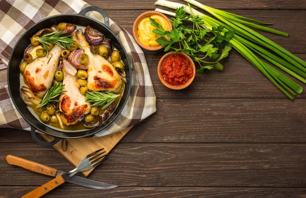 Zeytin baharat ve otlar ile pişmiş tavuk budu .