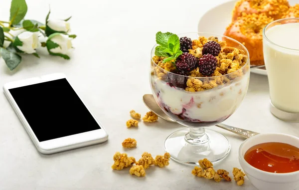 Desayuno de granola, bollos brioche, miel y leche  . — Foto de Stock