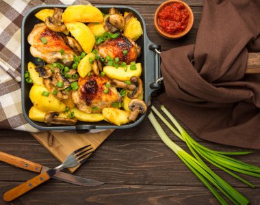 Fırında tavuk budu ve sebze yemek. 