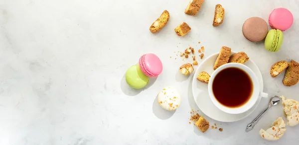 Tanımlama bilgileri ve macaroons ve çay. Düz yatıyordu.