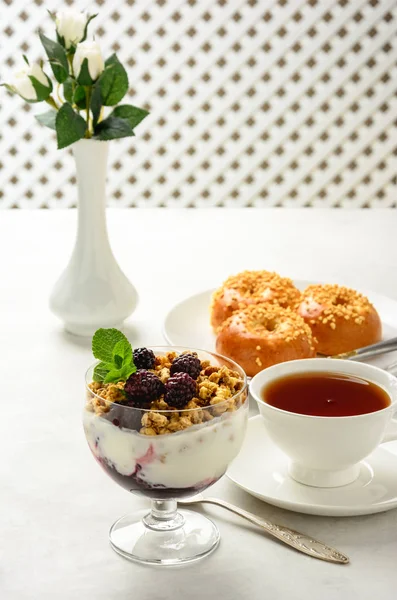 Desayuno de granola, bollos brioche, miel y té negro  . — Foto de Stock