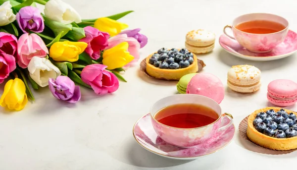 Beyaz arka planda bir buket lale.