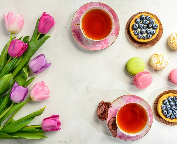 beyaz zemin üzerine lale buketi. Üstten Görünüm.