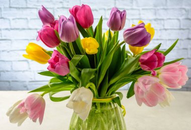 Beyaz arka planda bir buket lale.