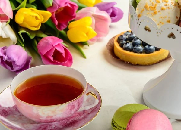 Beyaz arka planda bir buket lale.