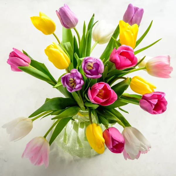 Beyaz arka planda bir buket lale.