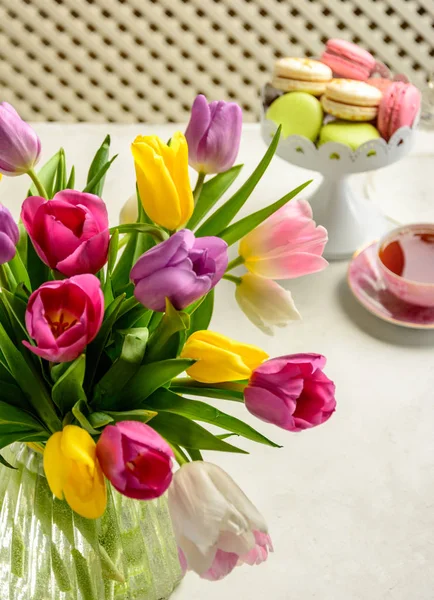 Boeket van tulpen op witte achtergrond — Stockfoto