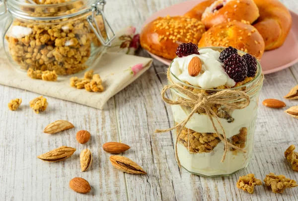 Ingredientes saludables para el desayuno en una mesa de madera blanca . — Foto de Stock