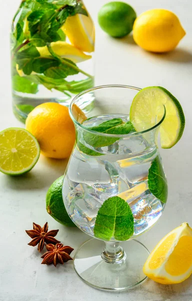 Beyaz bir arka plan üzerine bir bardak limonata.