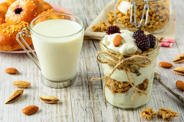 Ingredientes saludables para el desayuno en una mesa de madera blanca . — Foto de Stock