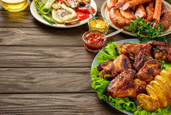 Çeşitli gıda ile yemek masası. Kopya alanı.