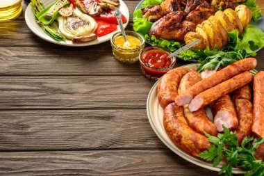 Çeşitli gıda ile yemek masası. Kopya alanı.