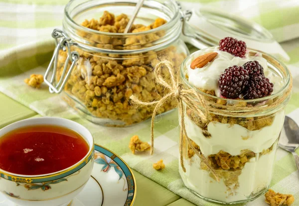 Sağlıklı kahvaltı malzemelerin üzerine yeşil ahşap masa lambası.