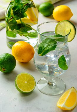 Beyaz bir arka plan üzerine bir bardak limonata.