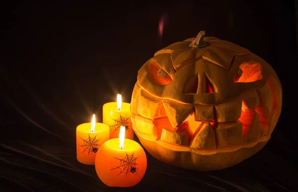 Svátek Halloween. Halloween dýně a hořící candl — Stock fotografie