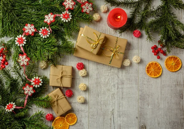 Tarjeta navideña con ramas de abeto y decoración festiva — Foto de Stock