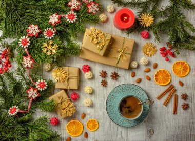 Noel şenlikli kart köknar dalları ve şenlikli dekor 