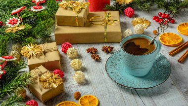 Noel şenlikli kart köknar dalları ve şenlikli dekor 