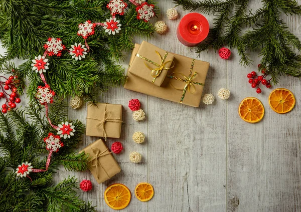 Tarjeta navideña con ramas de abeto y decoración festiva — Foto de Stock