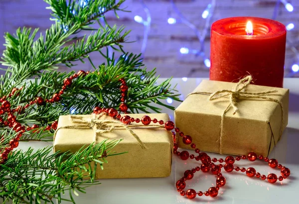 Noel şenlikli kart köknar dalları ve şenlikli dekor 