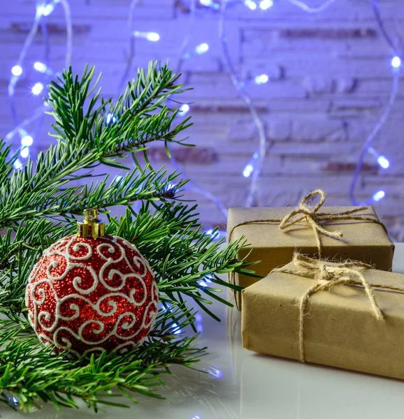 Tarjeta navideña con ramas de abeto y decoración festiva — Foto de Stock