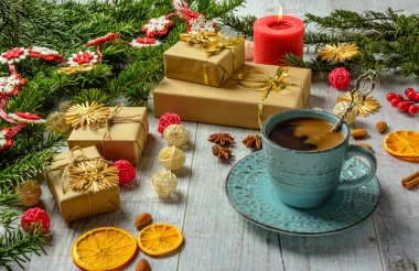 Noel şenlikli kart köknar dalları ve şenlikli dekor 