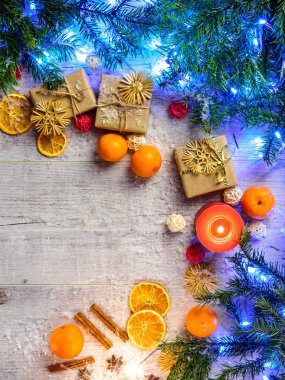 Noel şenlikli kart köknar dalları ve şenlikli dekor 