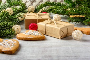 Noel şenlikli kart köknar dalları ve şenlikli dekor 