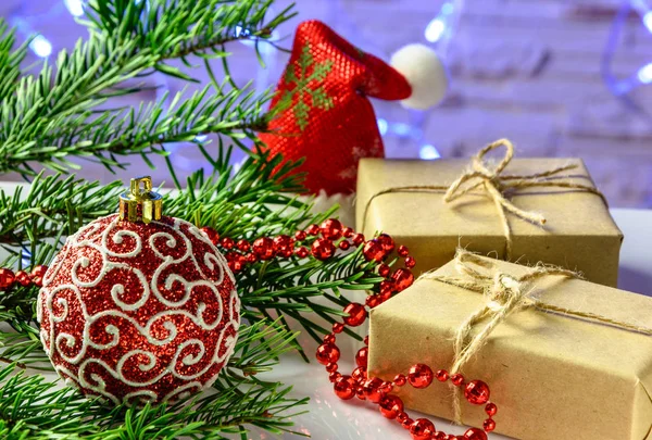 Tarjeta navideña con ramas de abeto y decoración festiva — Foto de Stock