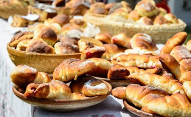 ekmeği ve cupcakes yer almaktadır masada açık 