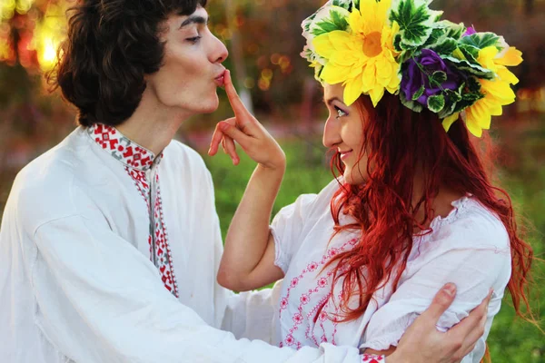 Hochzeitstraditionen liebender Menschen — Stockfoto