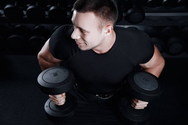 bir jimnastik salonu kas adam