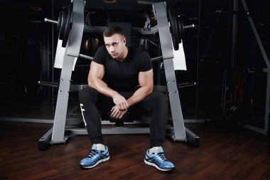 bir jimnastik salonu kas adam