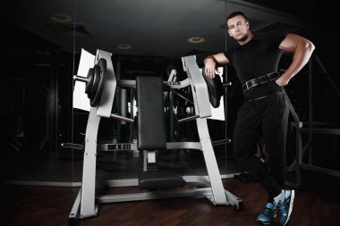 bir jimnastik salonu kas adam