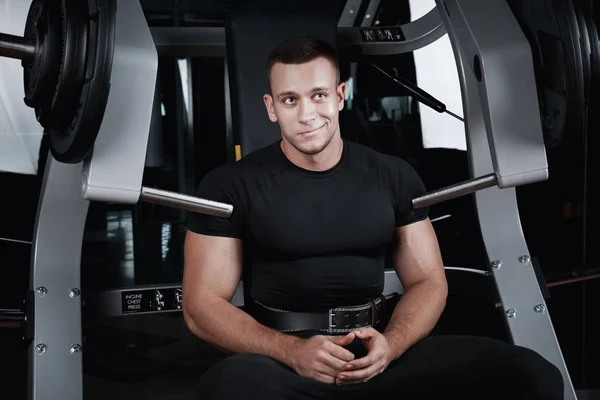 bir jimnastik salonu kas adam