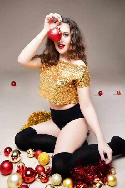 크리스마스 공 및 빨간 크리스마스 장난감 골드 드레스를 입고 아름 다운 소녀 — 스톡 사진