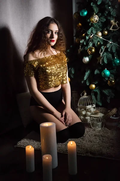クリスマスのボールと赤のクリスマスのおもちゃでゴールドのドレスで美しい少女 — ストック写真