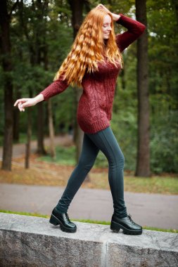 Çilli kızıl saçlı kadın portre