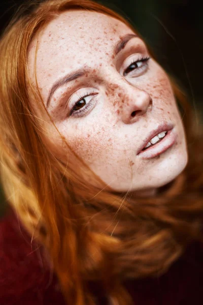 Retrato ruiva mulher com sardas — Fotografia de Stock