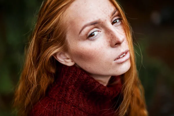 そばかすのある肖像画の赤毛の女性 — ストック写真
