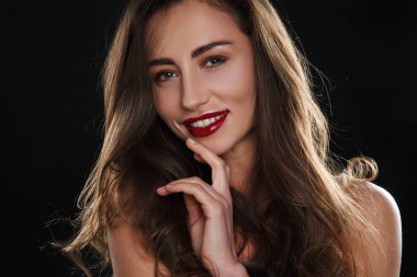 Kırmızı ruj ile seksi kız