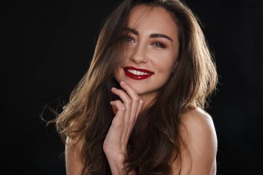 Kırmızı ruj ile seksi kız