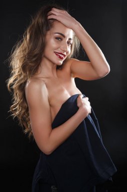 Kırmızı ruj ile seksi kız