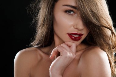 Kırmızı ruj ile seksi kız