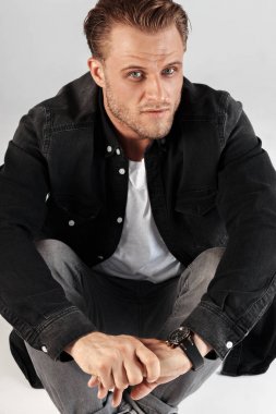 Yakışıklı adam güçlü ve duygusal ayakta