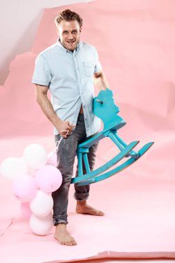 Yakışıklı adam güçlü ve duygusal ayakta