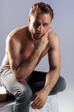 Yakışıklı adam güçlü ve duygusal ayakta